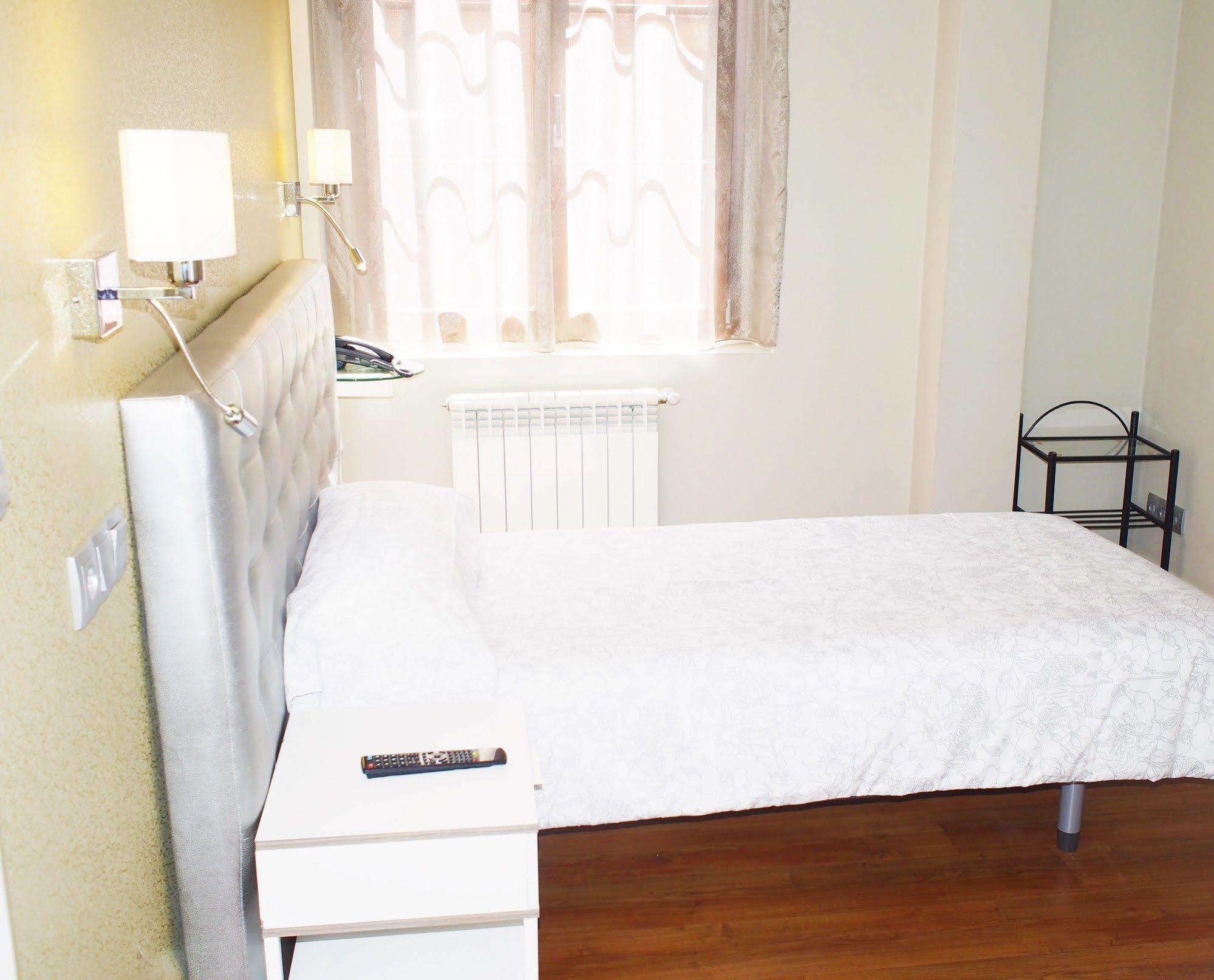 Hotel Rosal Овиедо Екстериор снимка