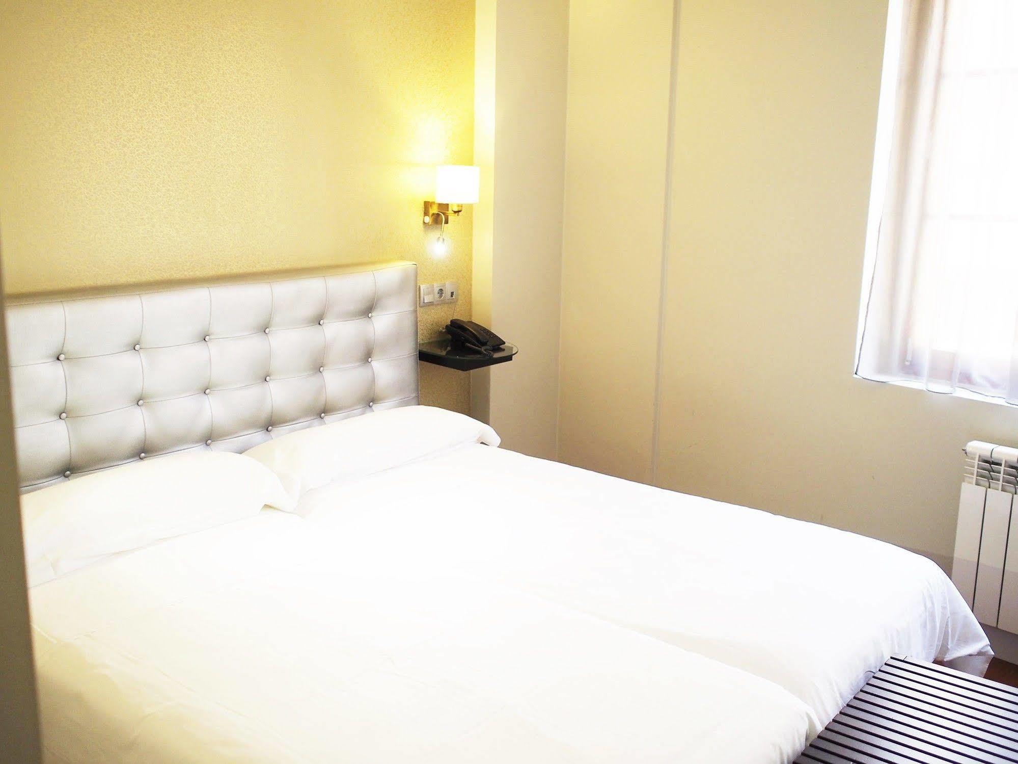 Hotel Rosal Овиедо Екстериор снимка