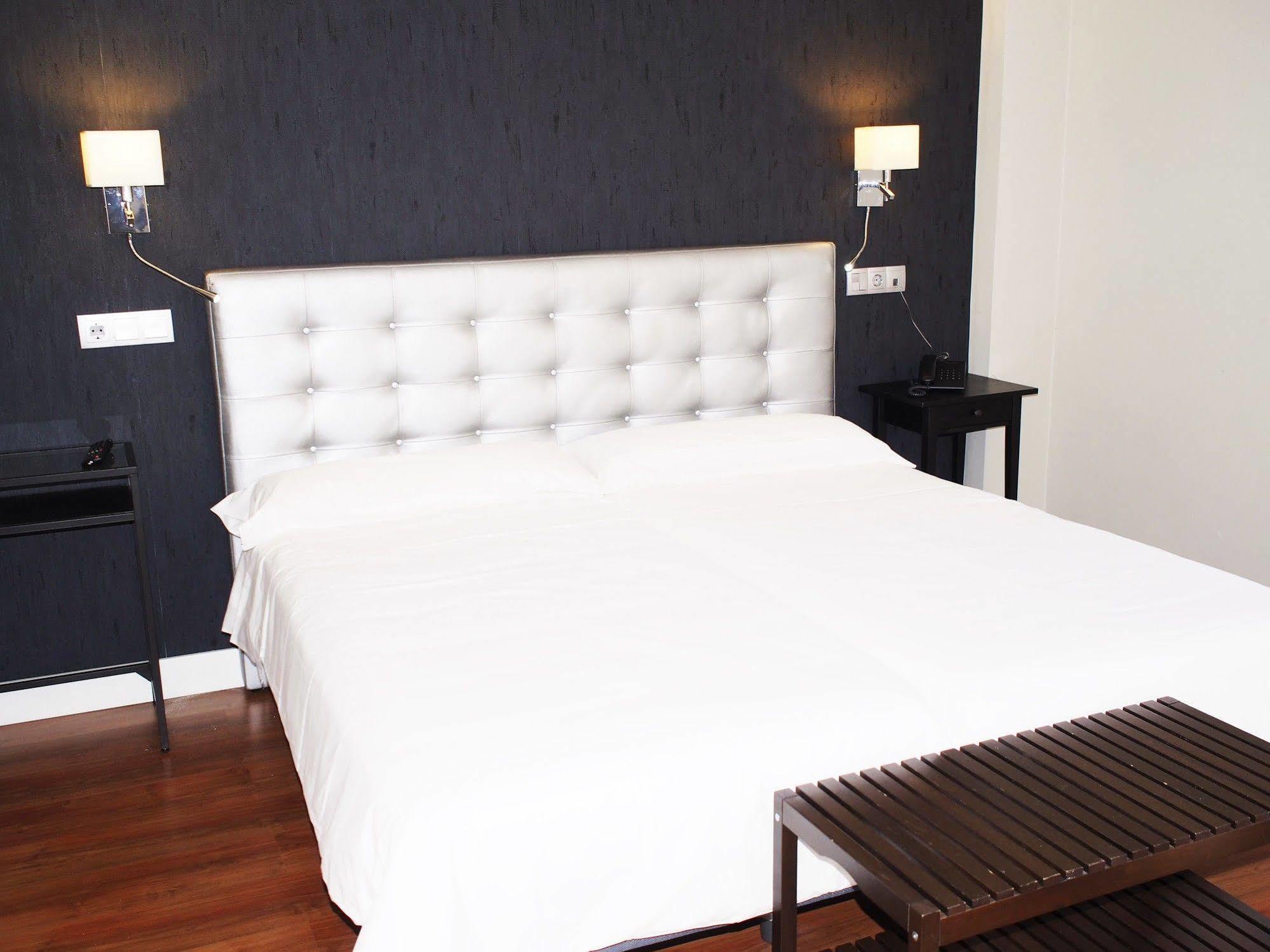 Hotel Rosal Овиедо Екстериор снимка