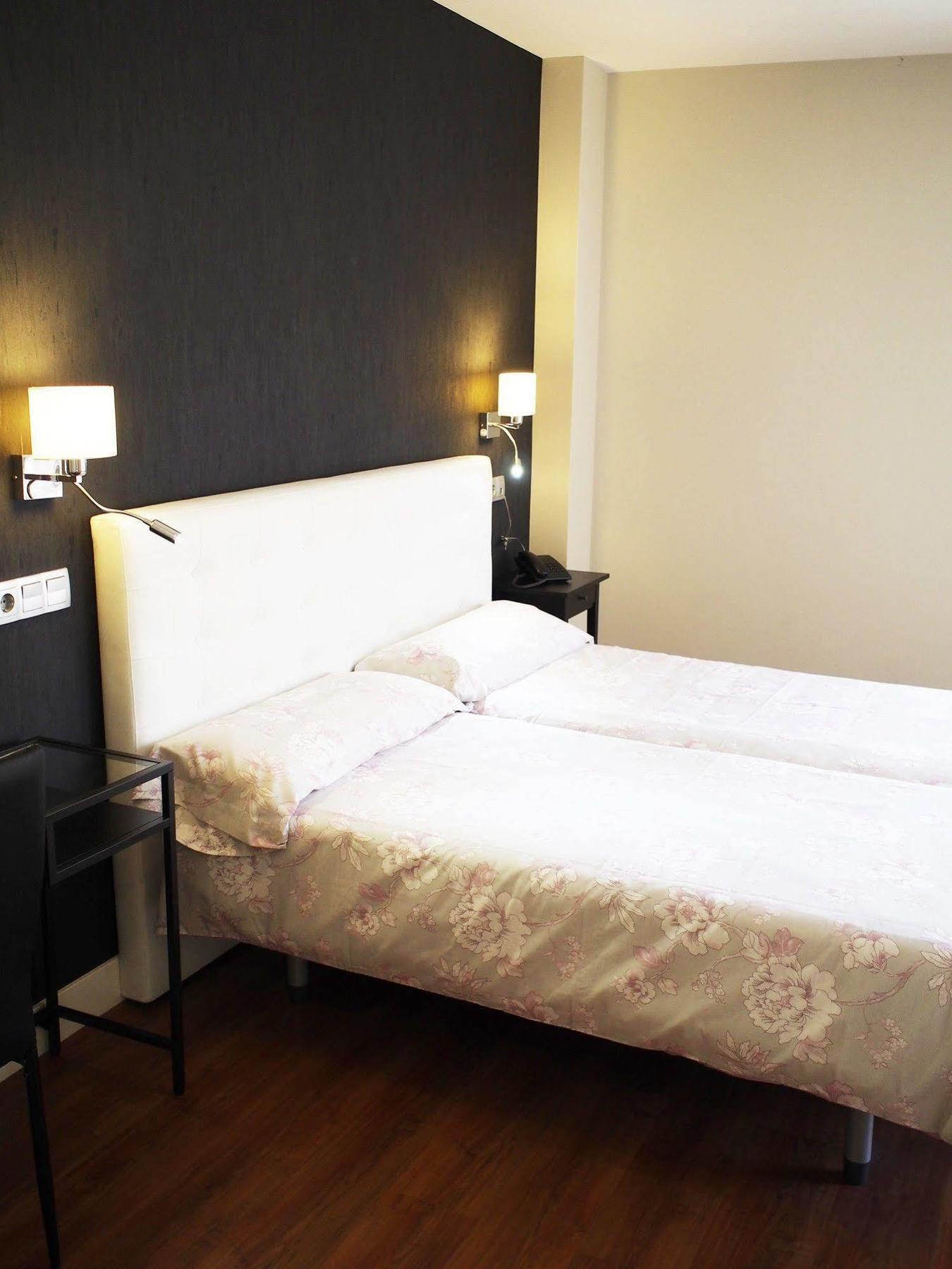 Hotel Rosal Овиедо Екстериор снимка